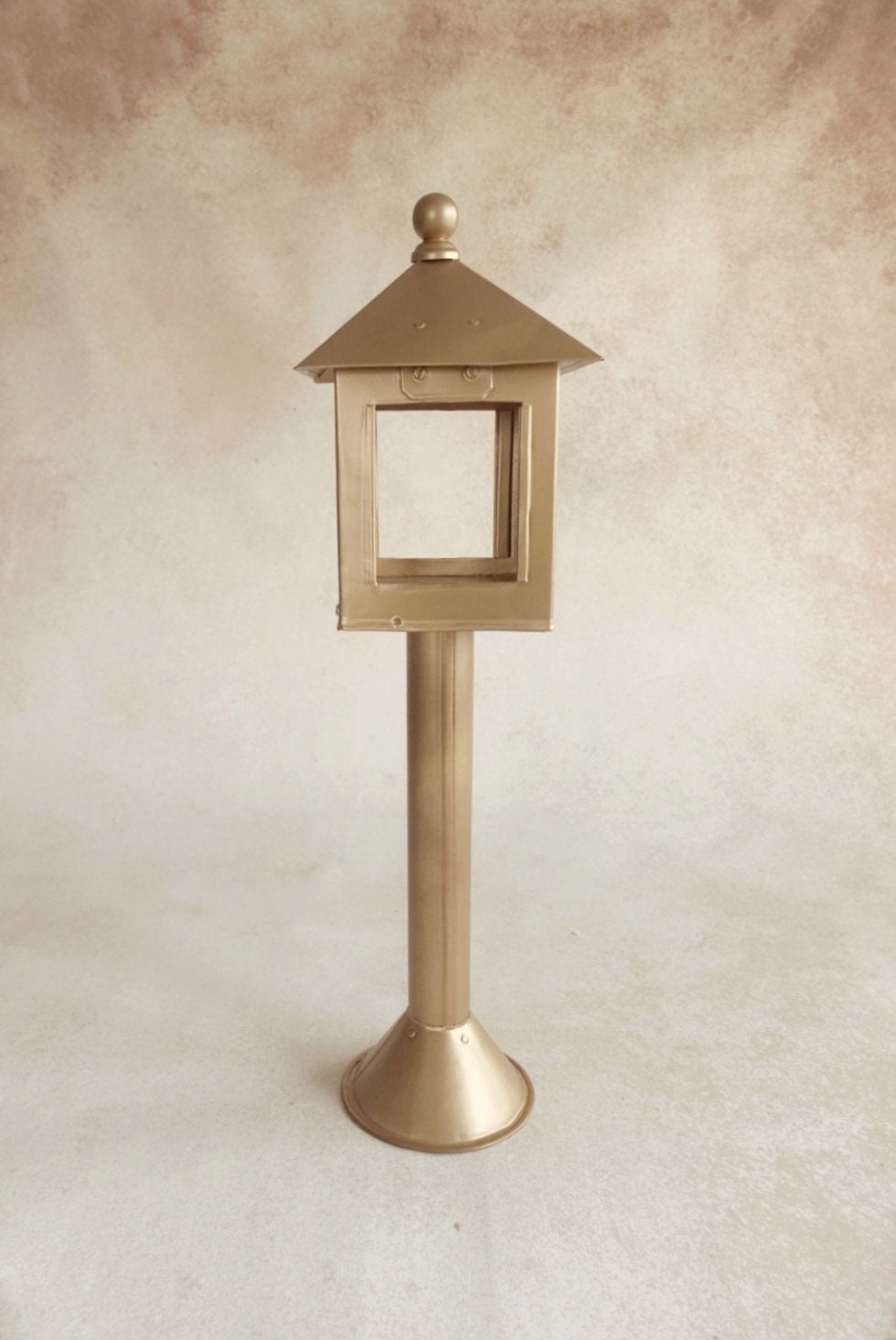 Lamp post- Gold